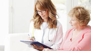 Estudio revela que pacientes atendidos por mujeres doctoras viven más tiempo