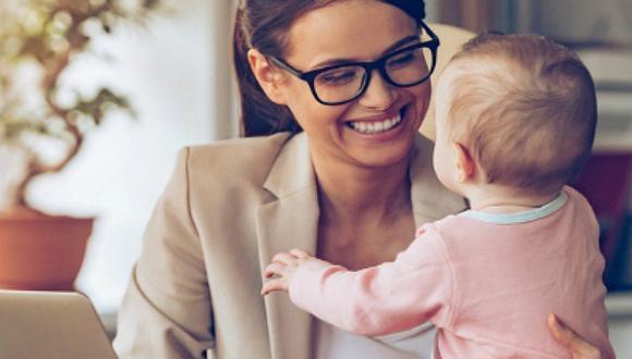 ¿Cuántas horas invierte una mujer que es madre y trabajadora a la vez?
