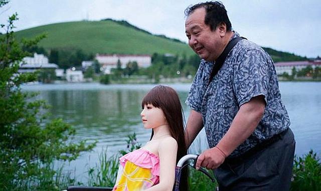 Senji Nakajima: ​Hombre deja a su esposa por amor a su muñeca inflable (FOTOS)