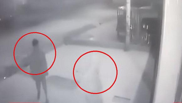 Dos jóvenes delincuentes son captados dejando explosivo y carta en panadería (VIDEO)