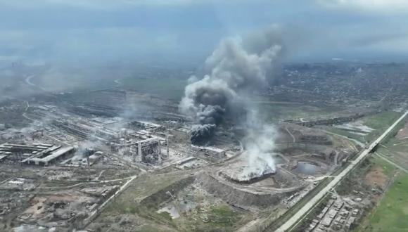 La planta siderúrgica de Azovstal, en el este de Mariúpol (Ucrania) es bombardeada sin piedad por las huestes invasoras de Rusia.